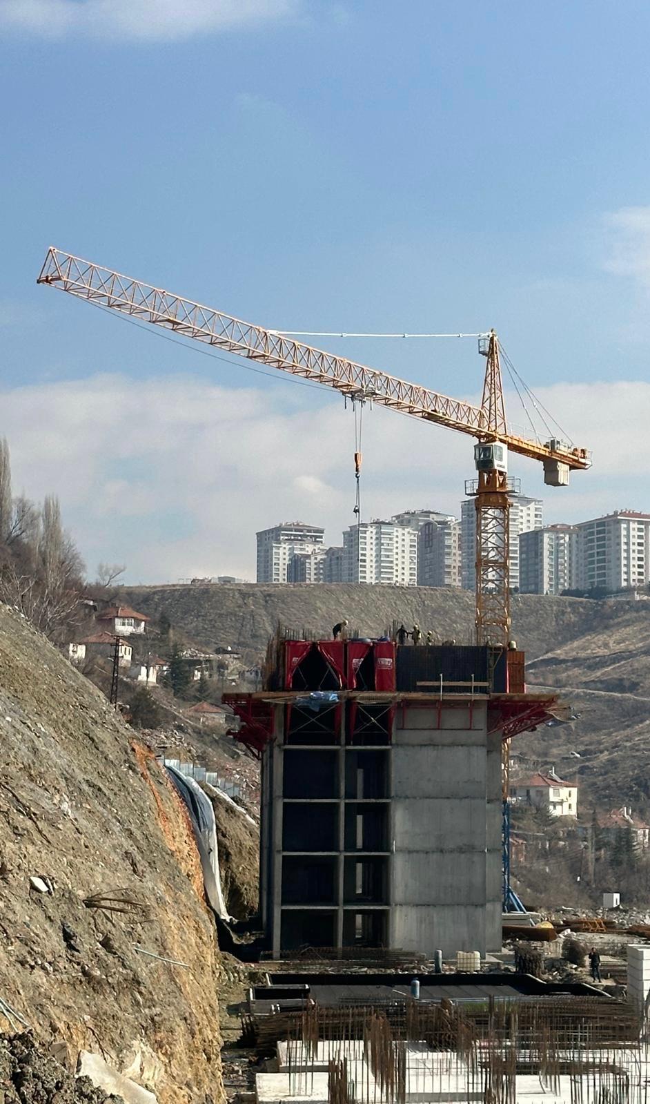 SDK Vinç – şantiyede kurulu kule vinç